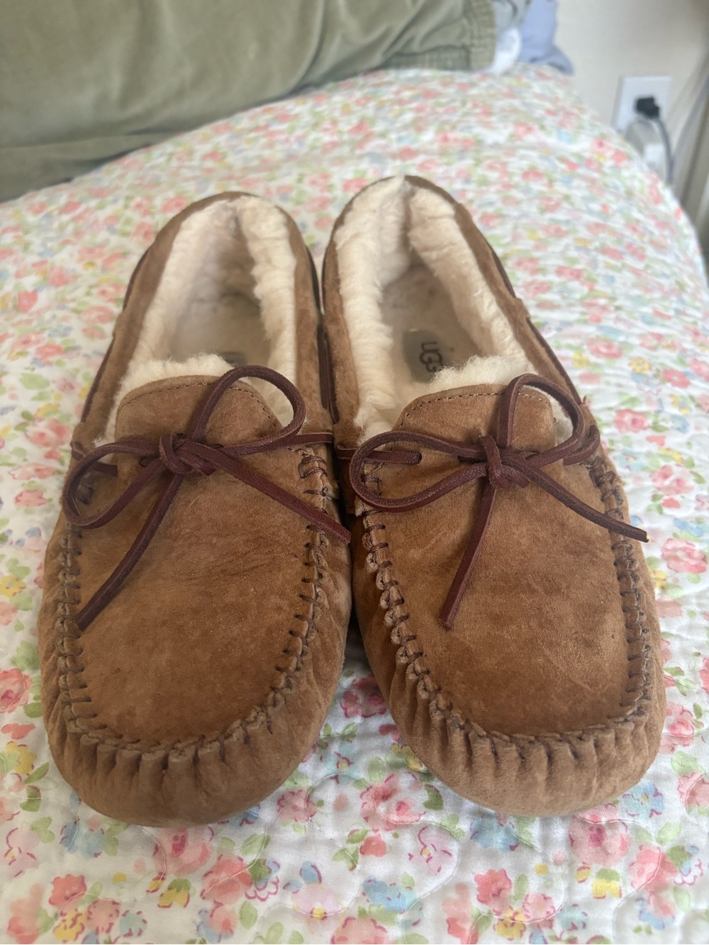 UGG Slippers W8